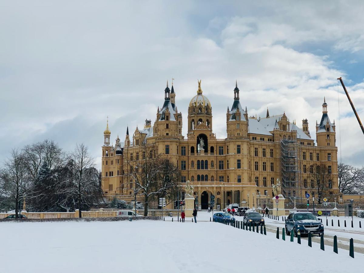 Zum Weissen Haus Hotel Schwerin  Exterior photo